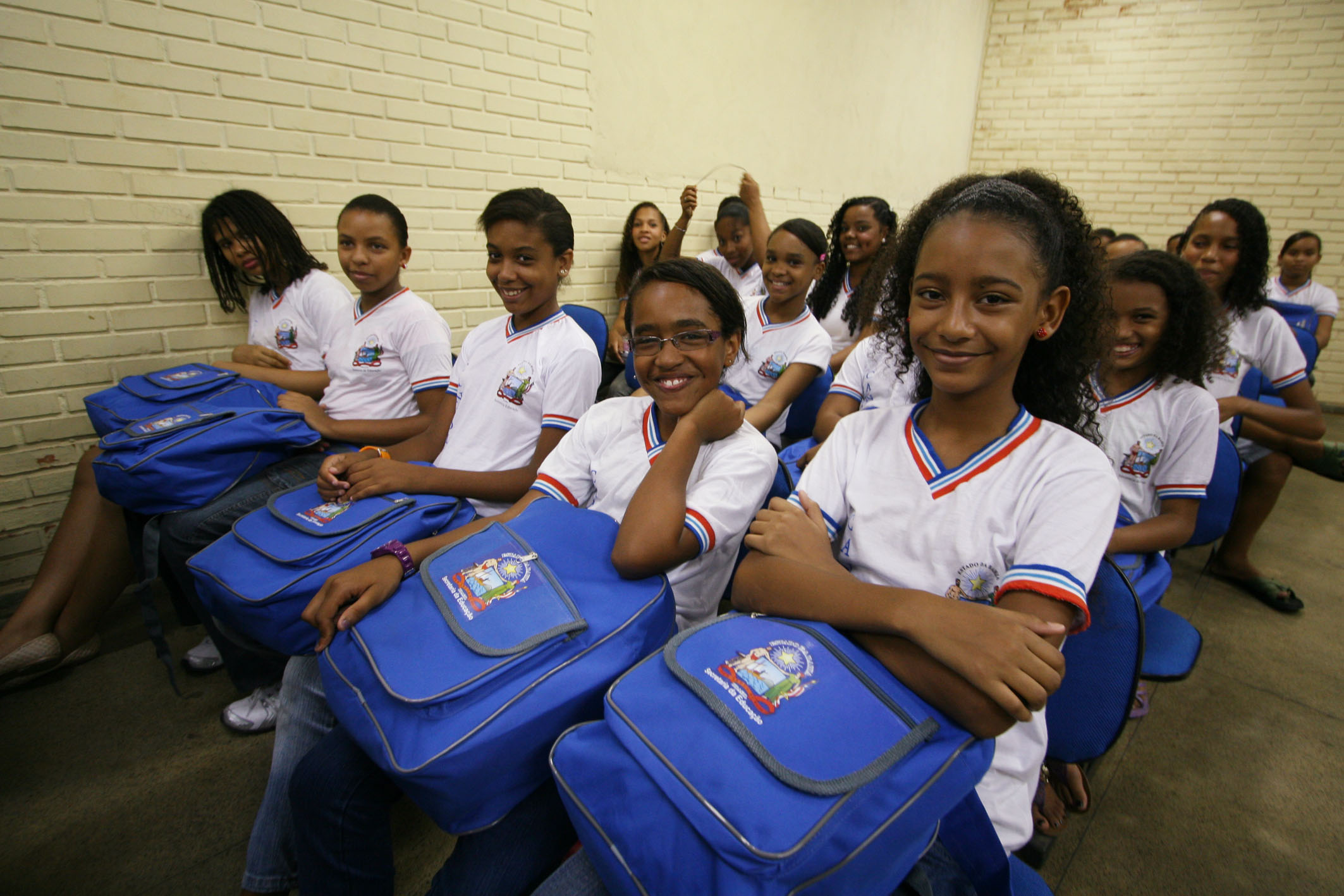 Alunos Da Rede Municipal V O Receber Fardamento Em Ponto De